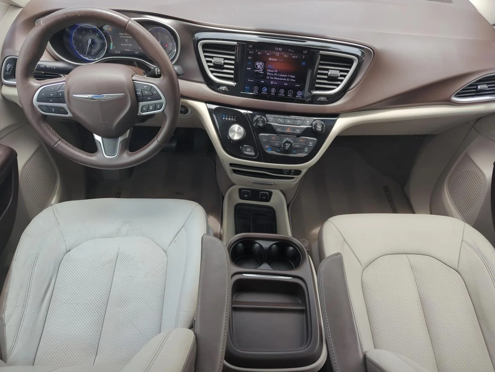 Used 2018 Brilliant Black Crystal Pearlcoat Chrysler Touring L image 17