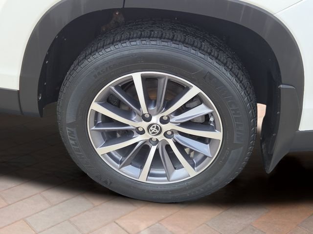 Used 2019 White Toyota XLE image 26