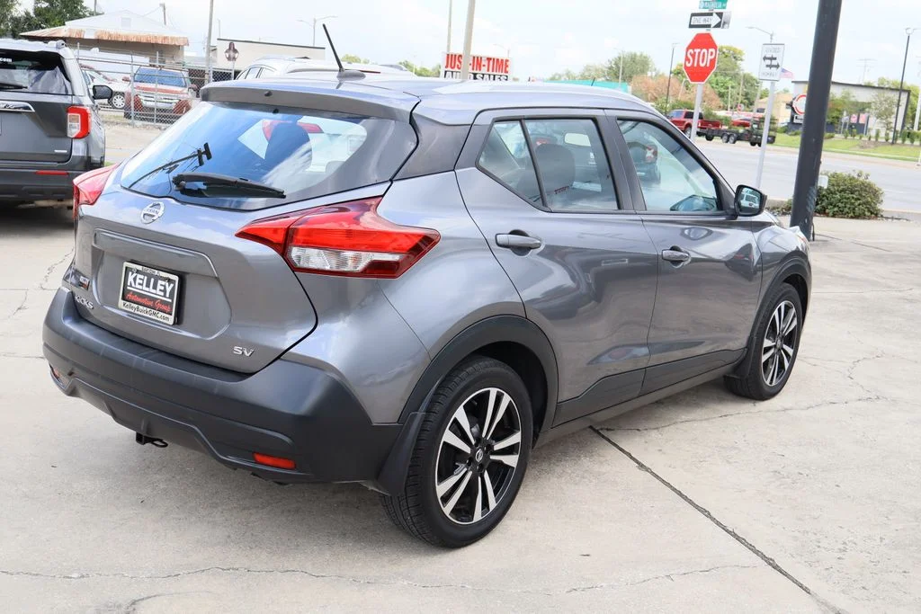 Used 2018 Gray Nissan SV image 9