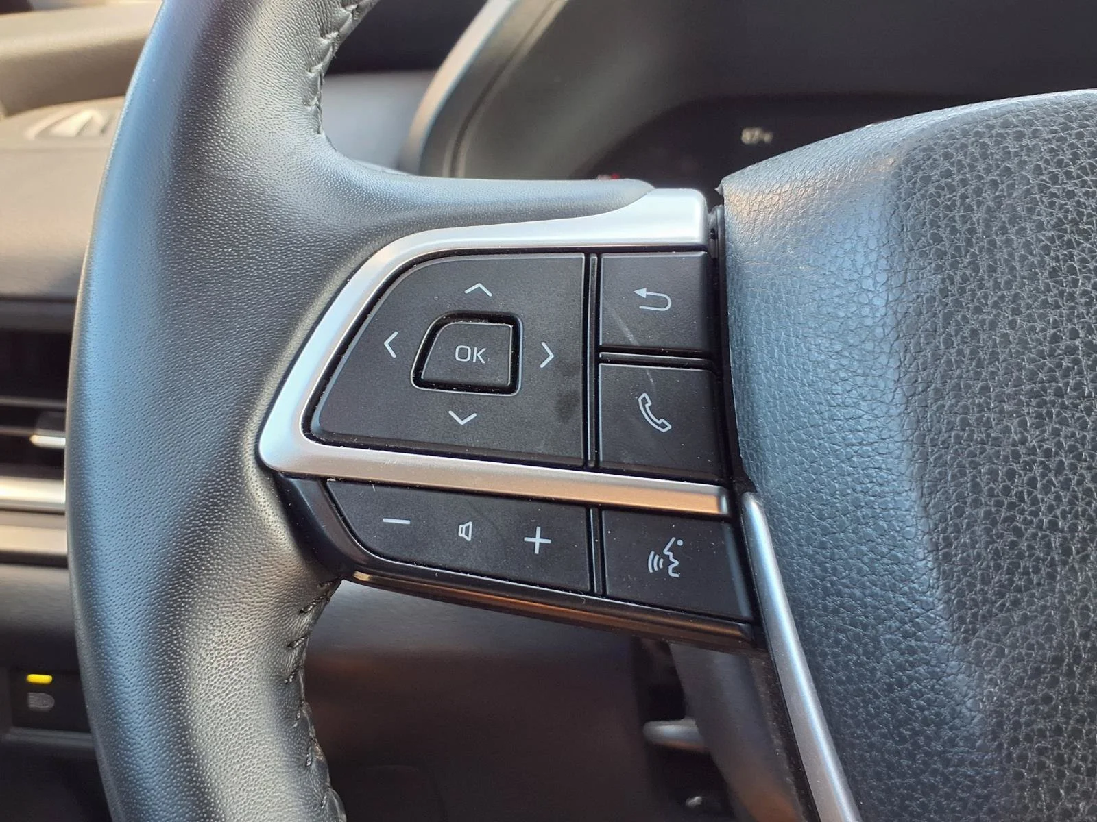 Used 2025 Midnight Black Metallic Toyota XLE image 16