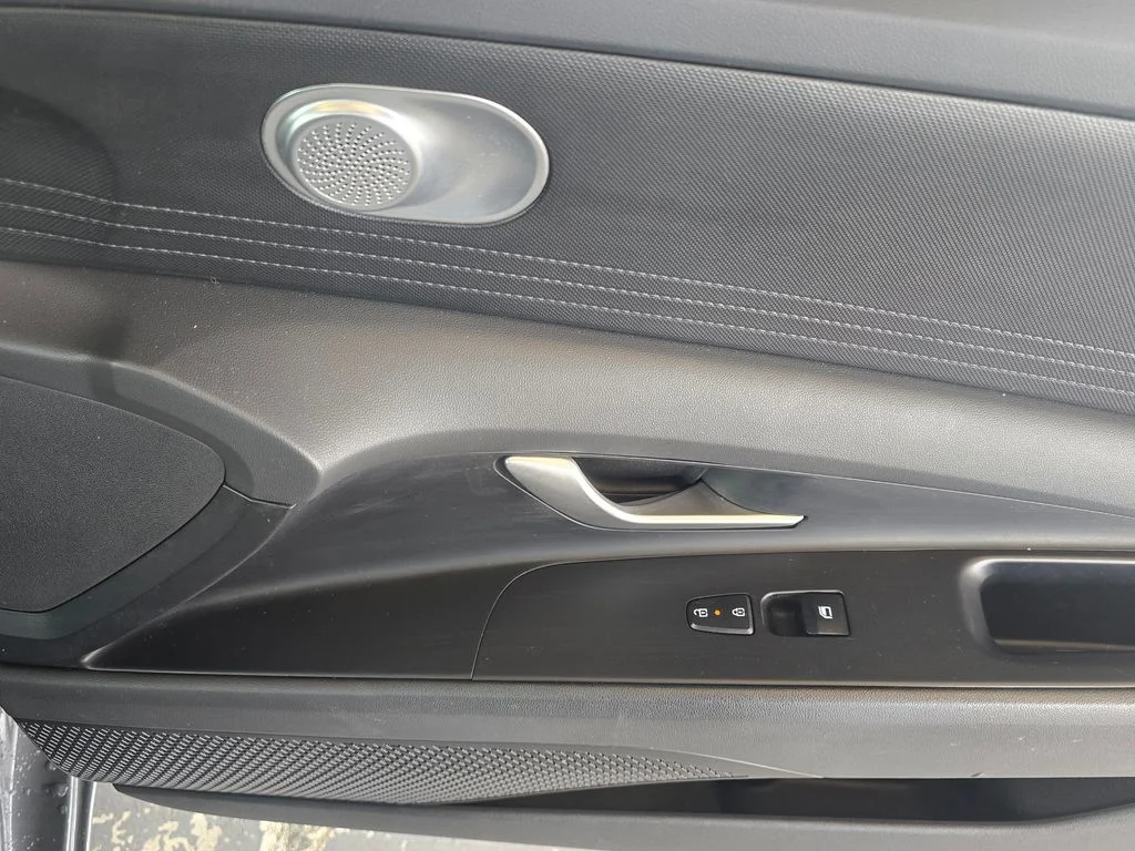 Used 2025  Hyundai SE image 31