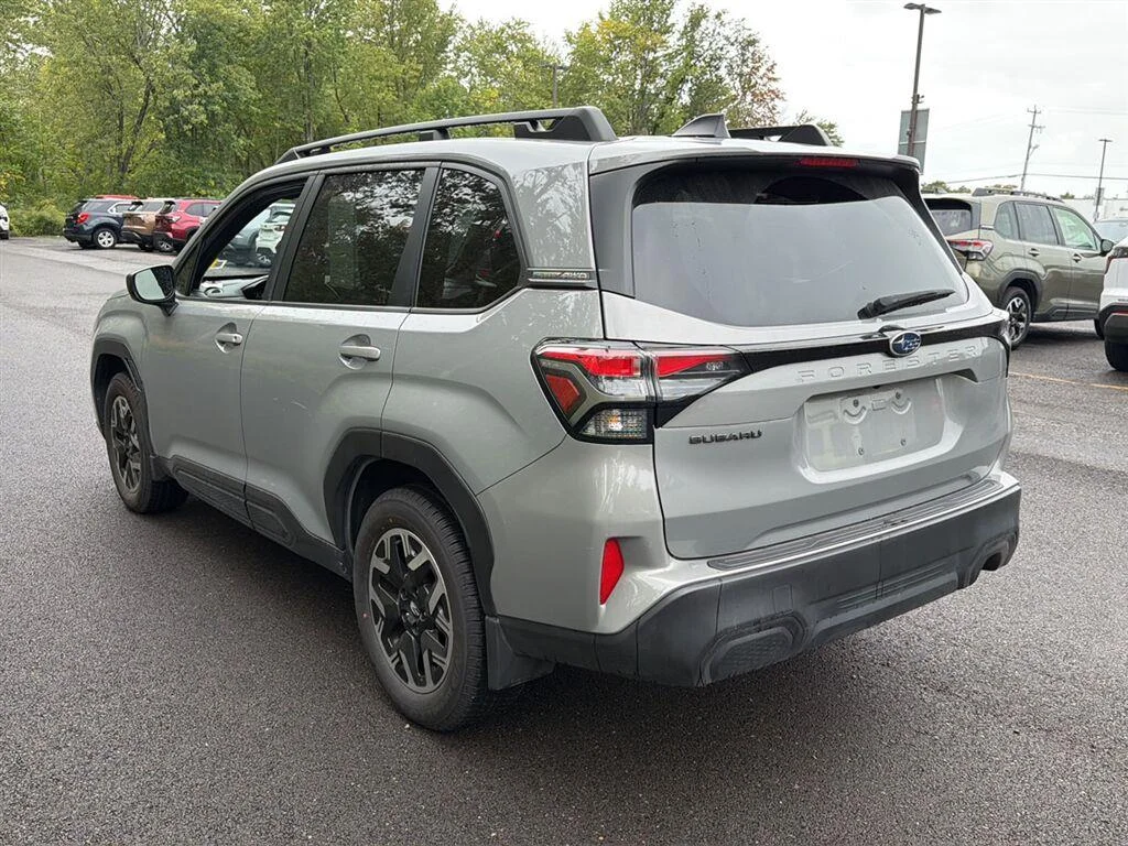 Used 2025 River Rock Pearl Subaru Premium image 10