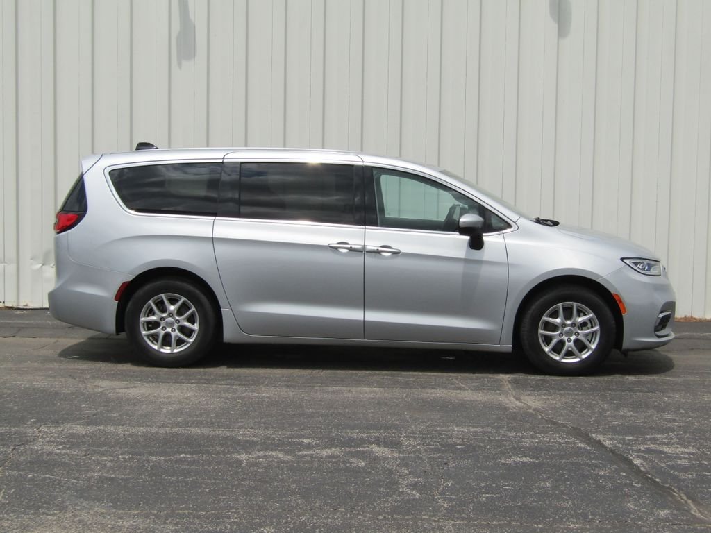 Used 2023 Chrysler Pacifica Touring L with VIN 2C4RC1BG0PR624637 for sale in Kansas City