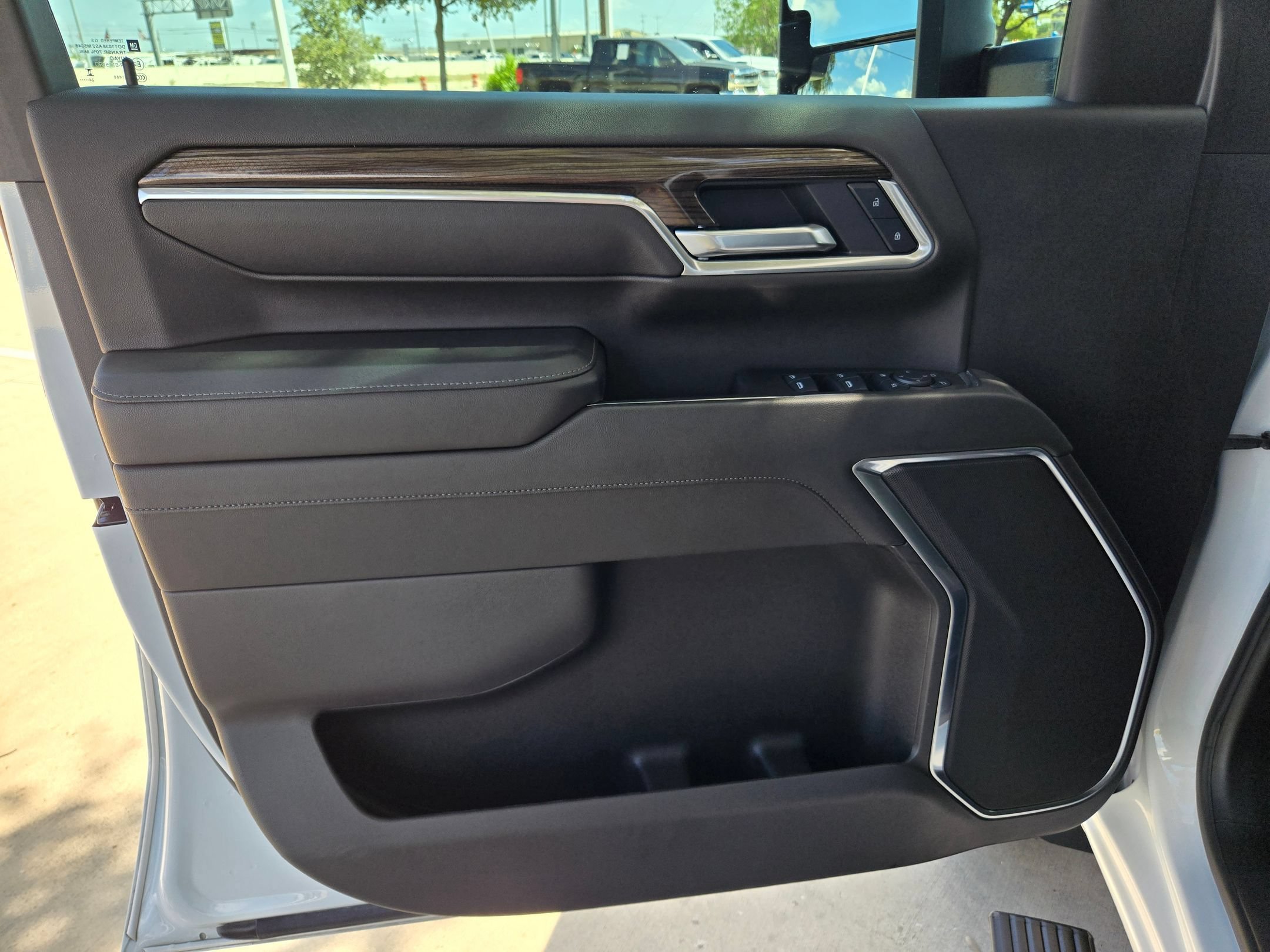 Used 2025 Summit White Chevrolet LT image 18