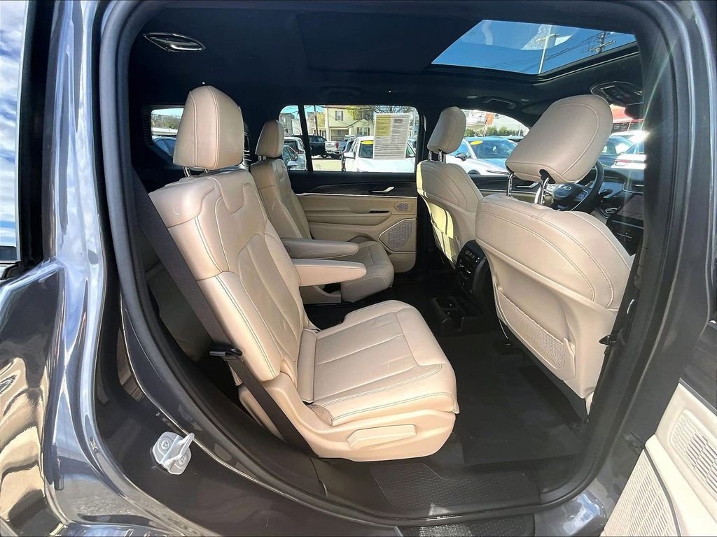 Used 2023 Metallic Jeep Limited image 16
