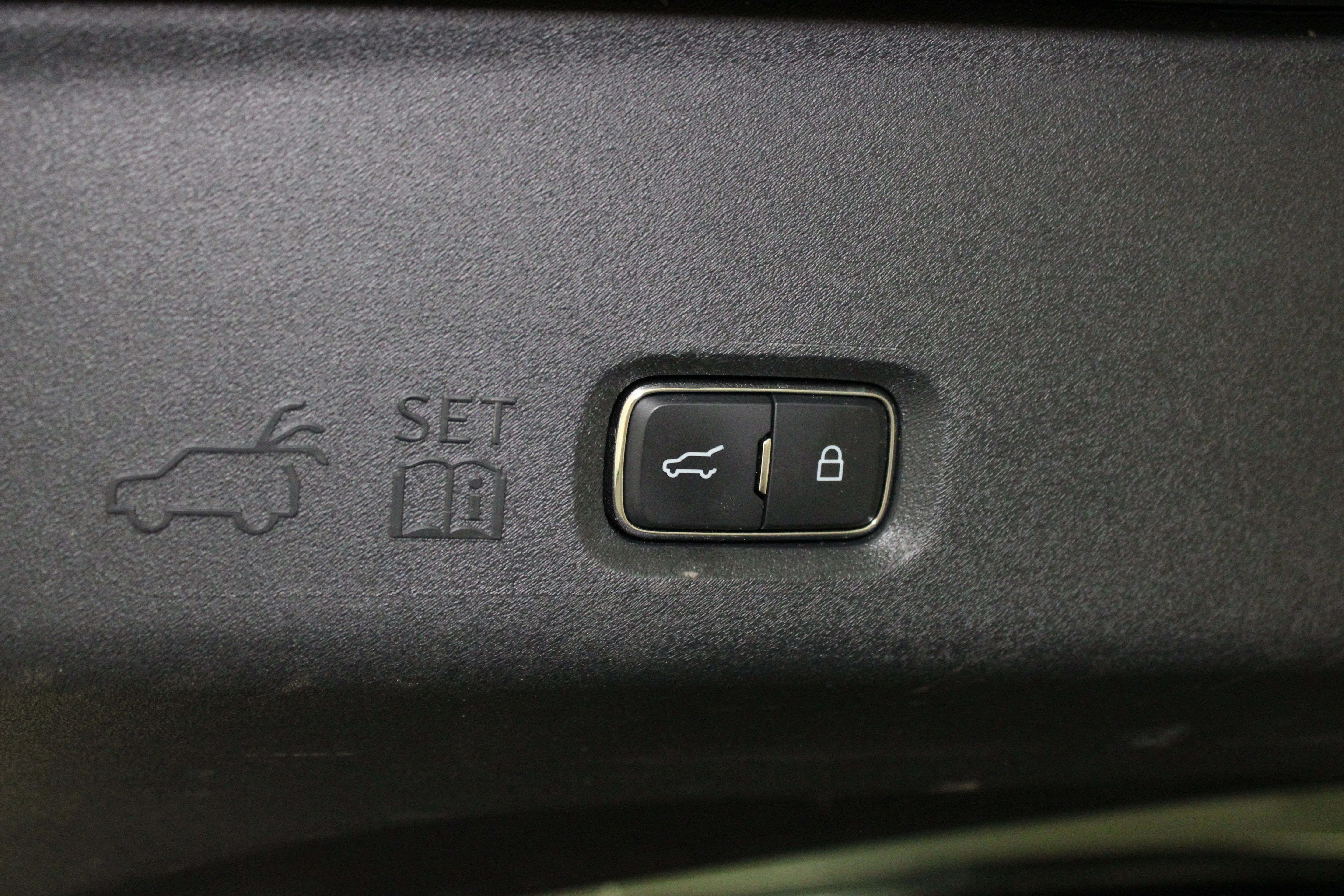 Used 2025 Black Metallic Ford Platinum image 17