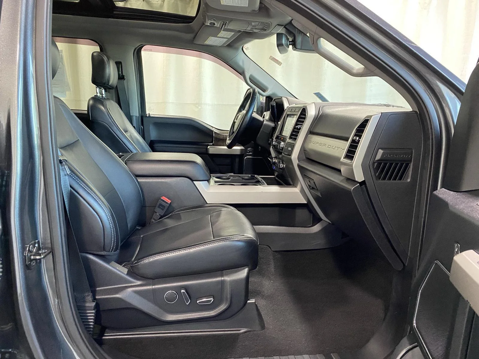 Used 2019 Magnetic Ford LARIAT image 11