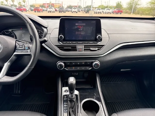 Used 2022 Silver Nissan 2.5 SV image 18