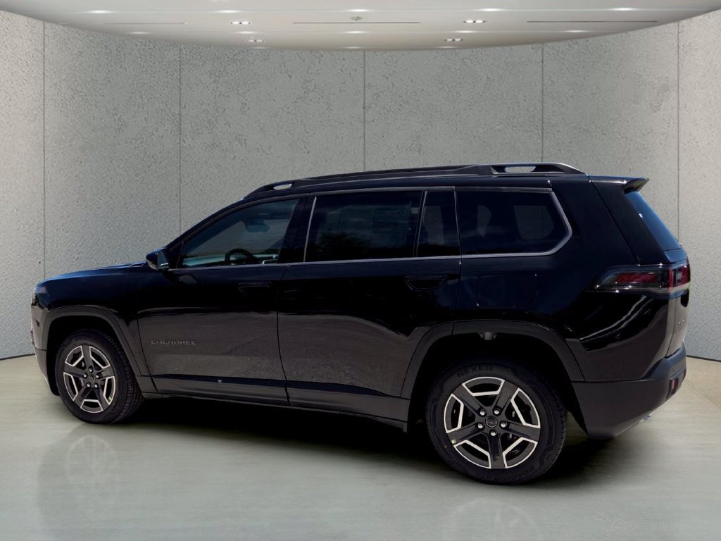 New 2026 Diamond Black Crystal Pearl-Coat Exterior Paint Jeep Laredo image 8