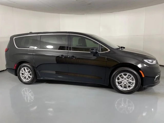 2025 Chrysler Pacifica Select - Photo 9