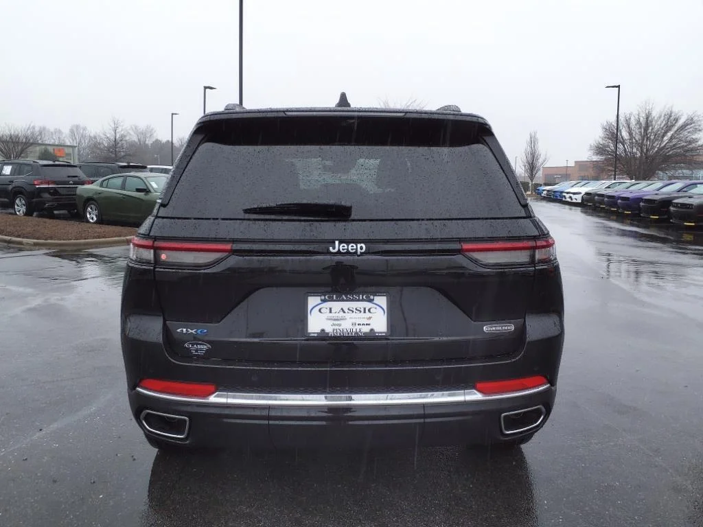 New 2024 Diamond Black Crystal Pearl-Coat Exterior Paint Jeep Overland image 18