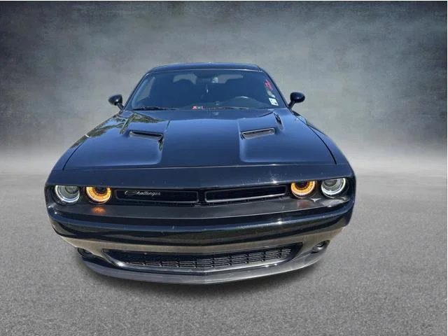 Used 2018 Black Dodge SXT image 2