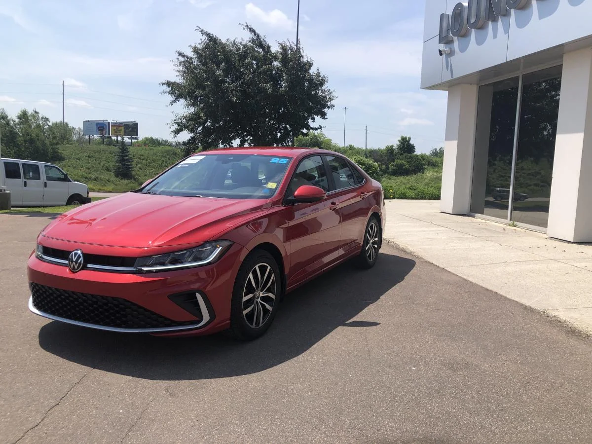 Used 2025 Red Volkswagen Comfortline Auto image 4