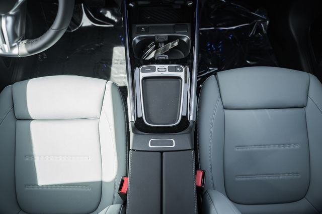 New 2026 Polar White Mercedes-Benz GLB 250 image 27