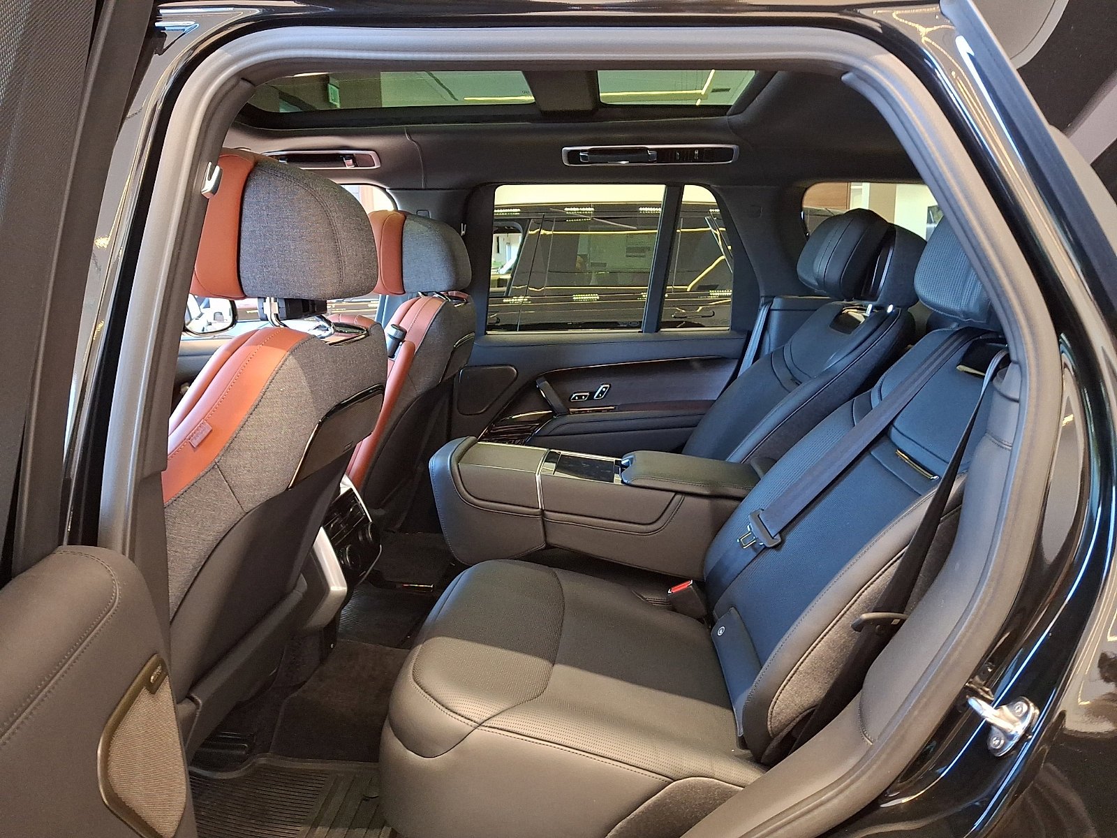 2026 Land Rover Range Rover SV - Photo 6