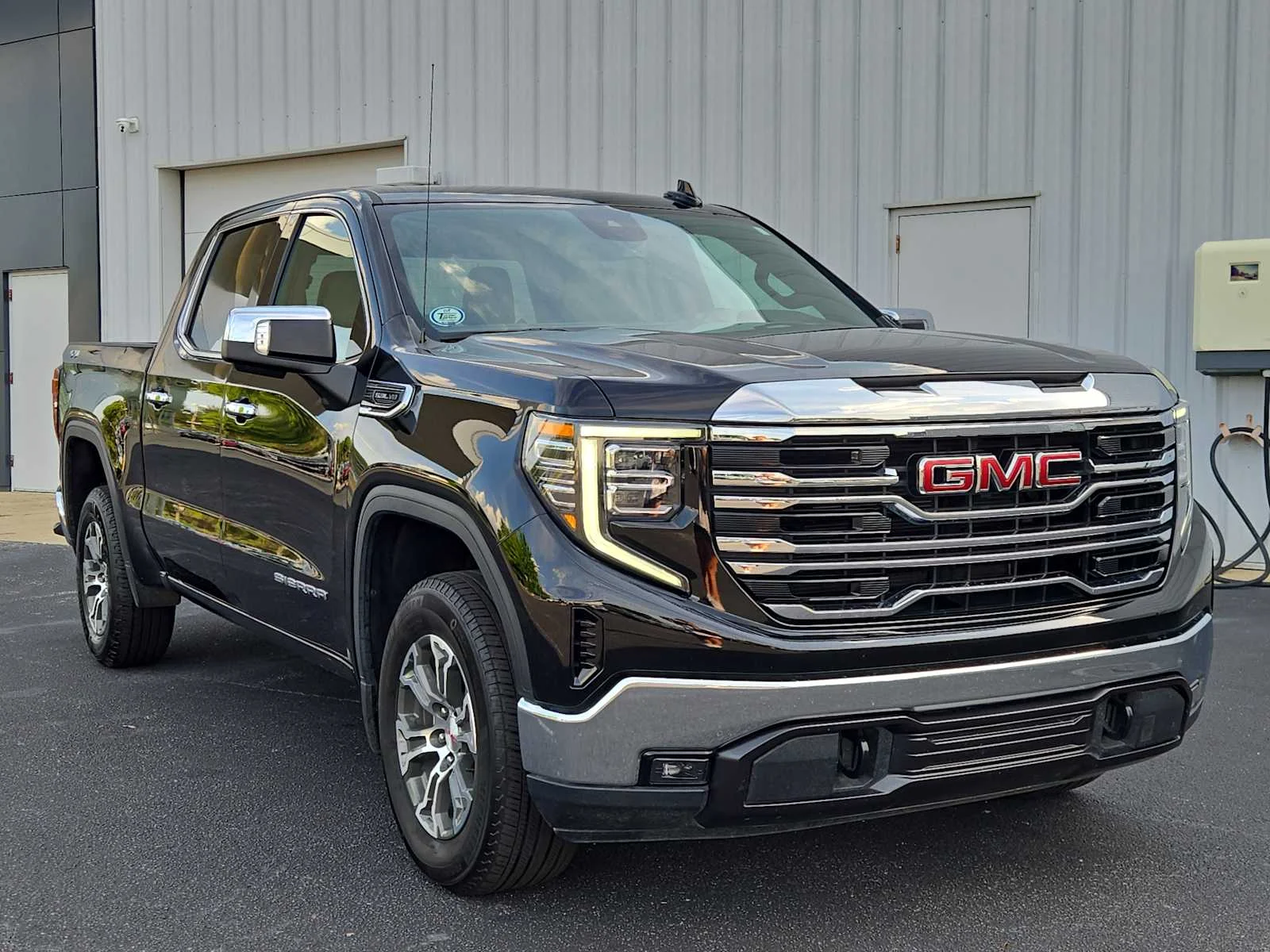 2025 GMC Sierra 4WD Crew Cab Short Box SLT's photo
