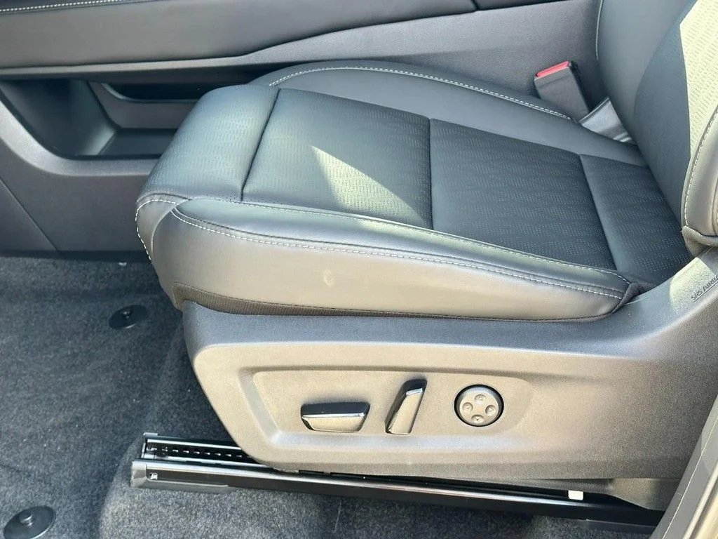 New 2026 Champagne Silver Metallic Nissan Platinum image 12
