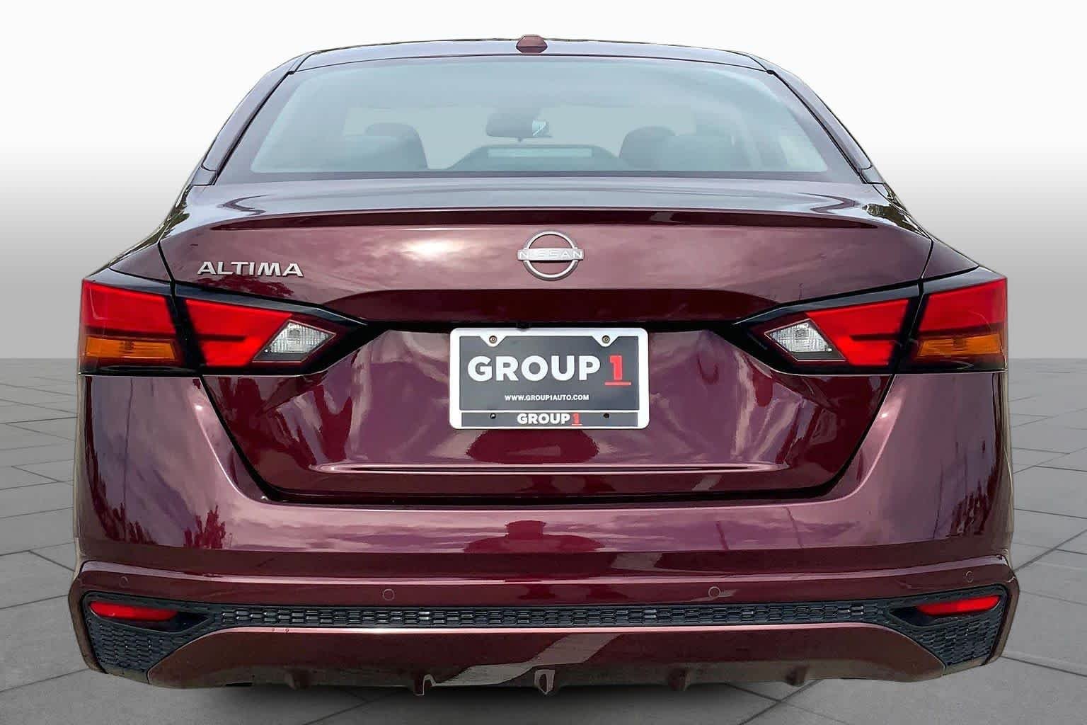 Used 2025 Garnet Pearl Metallic Nissan SV image 5