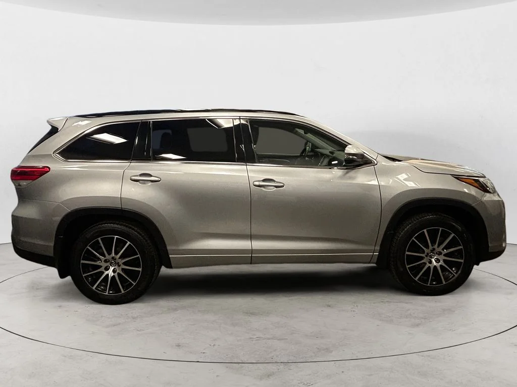 Used 2017 Celestial Silver Toyota XLE V6 image 6