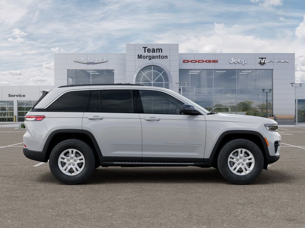 New 2025 Bright White Clear-Coat Exterior Paint Jeep Laredo image 21