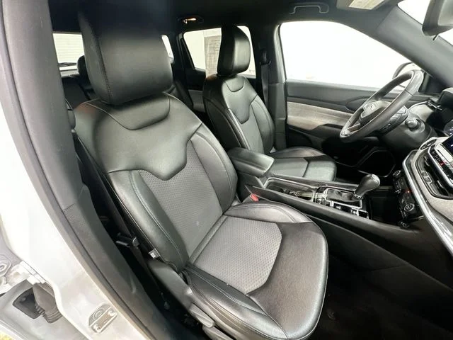 Used 2024 White Jeep Latitude image 25