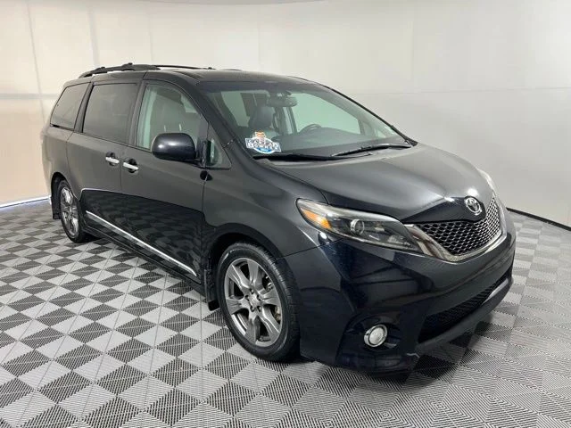 2017 Toyota Sienna SE V6 8-Passenger's photo