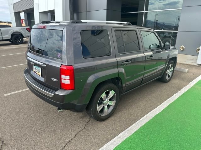 Used 2017 Granite Crystal Clearcoat Metallic Jeep Latitude image 3