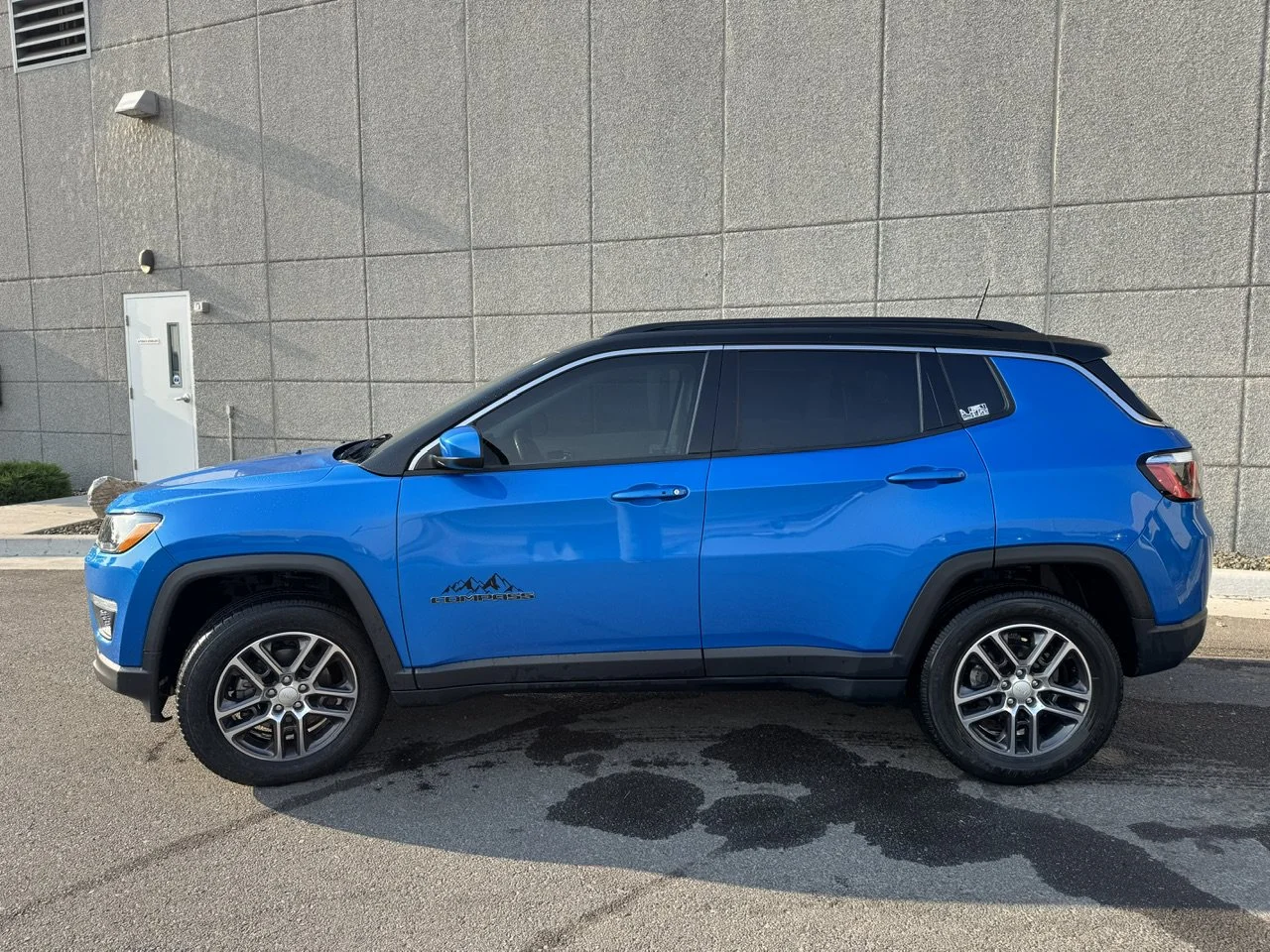 Used 2019 Laser Blue Pearlcoat Jeep Latitude image 4