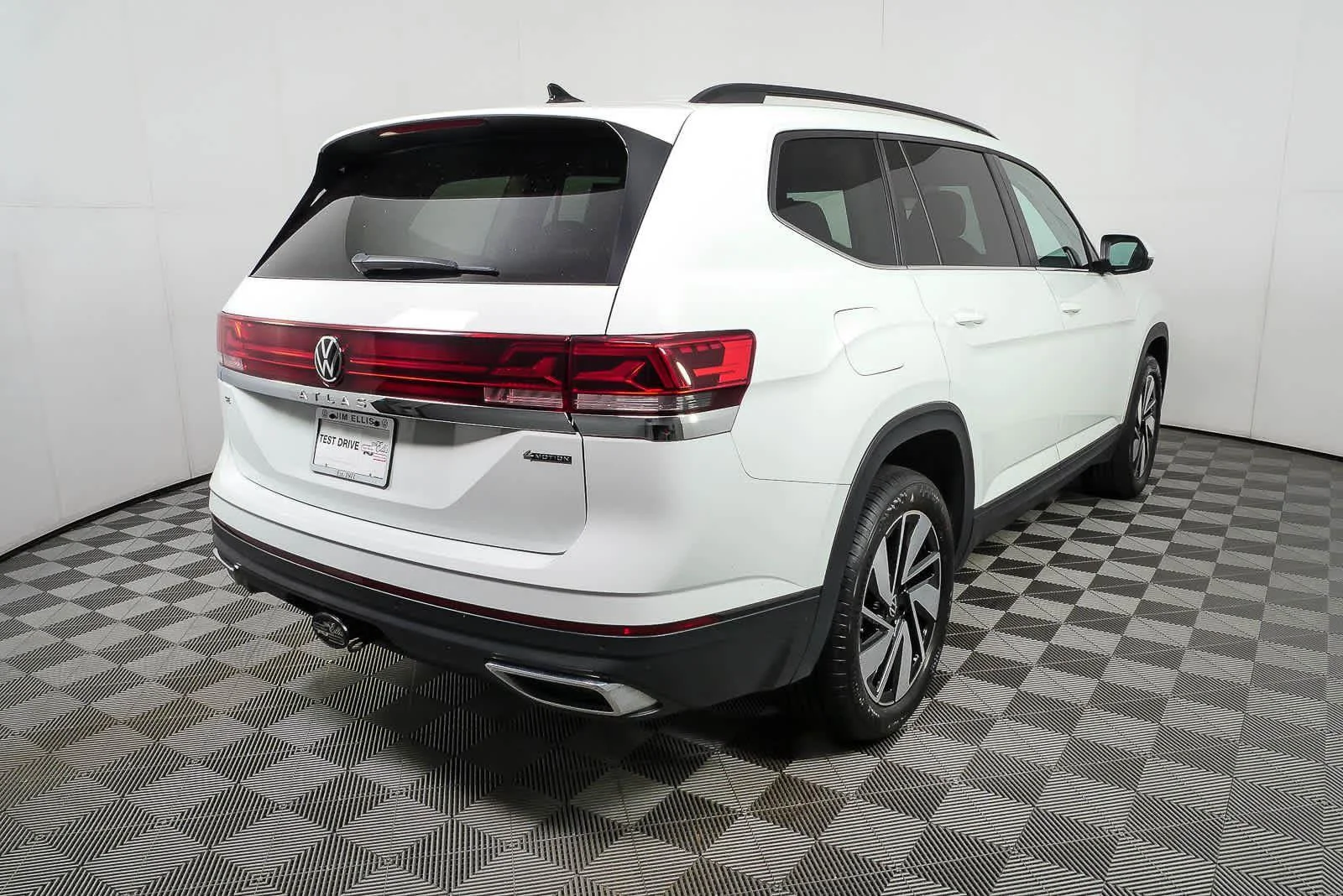 Certified Used 2025  VOLKSWAGEN SE image 3