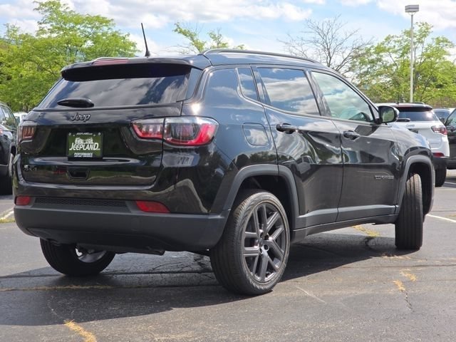 New 2026 Diamond Black Crystal Pearl-Coat Exterior Paint Jeep Limited image 29