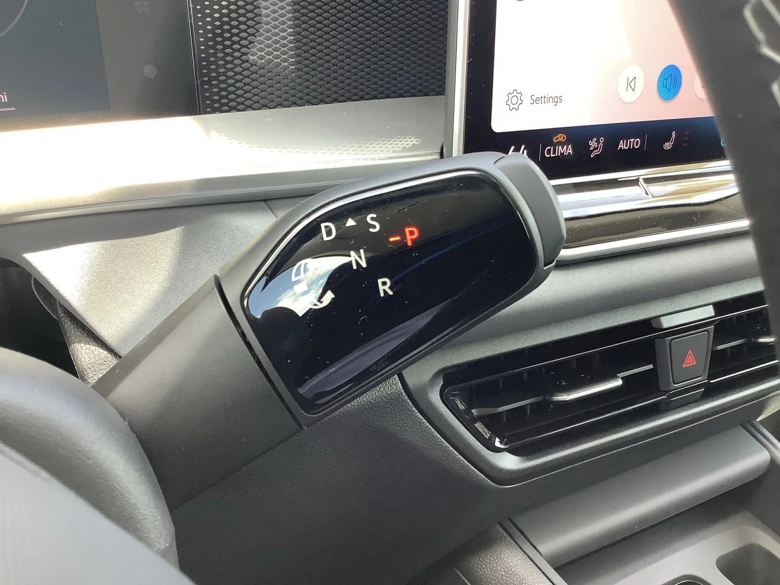 New 2026 PURE WHITE Volkswagen SE image 15