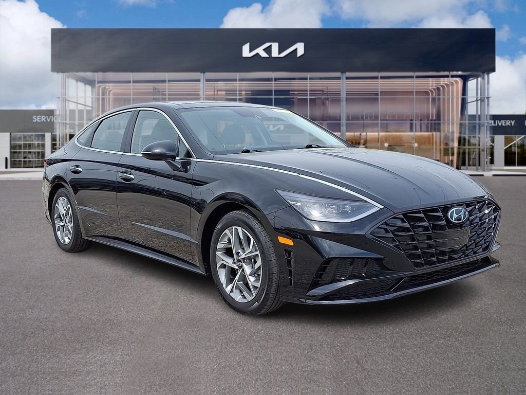 Used 2023 Black Hyundai SEL image 1
