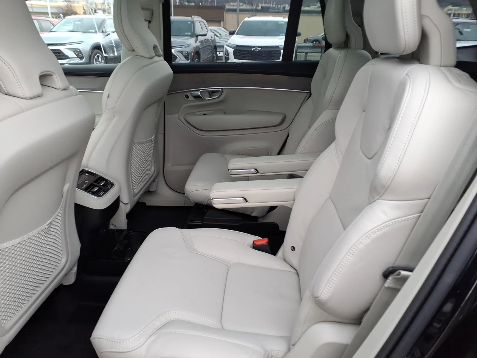 New 2026 Onyx Black Metallic Volvo Ultra Dark Theme image 6