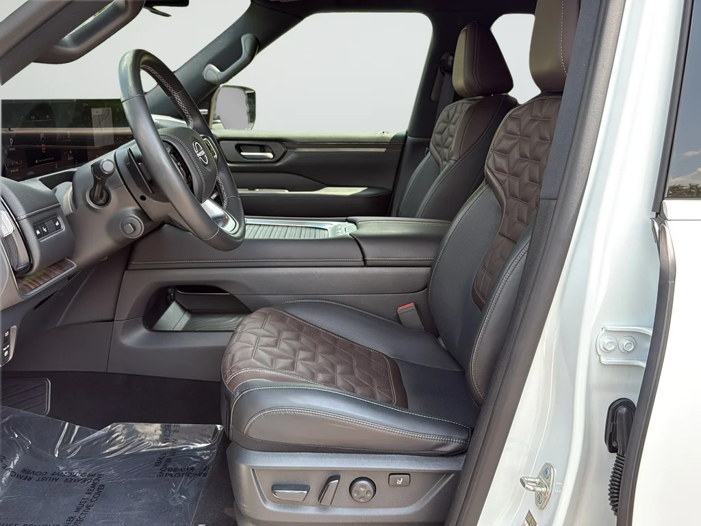 Used 2025 White Nissan Platinum Reserve image 10