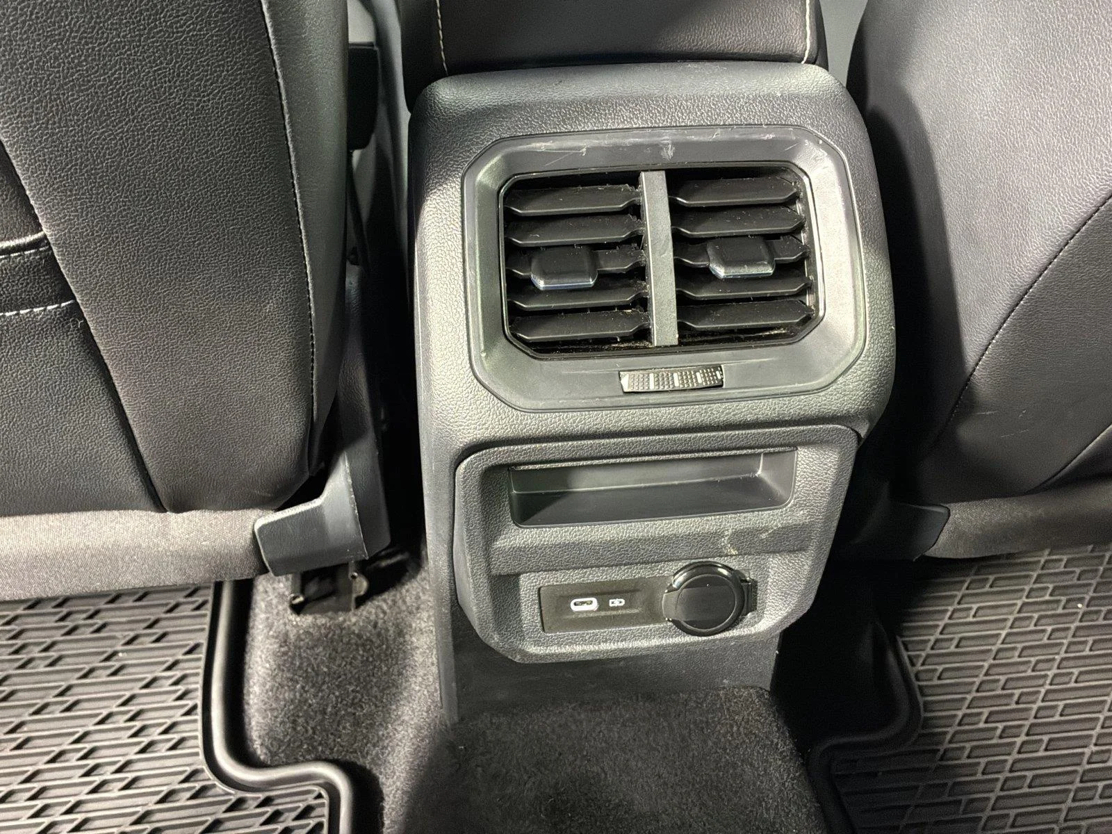Used 2023  Volkswagen SE image 19