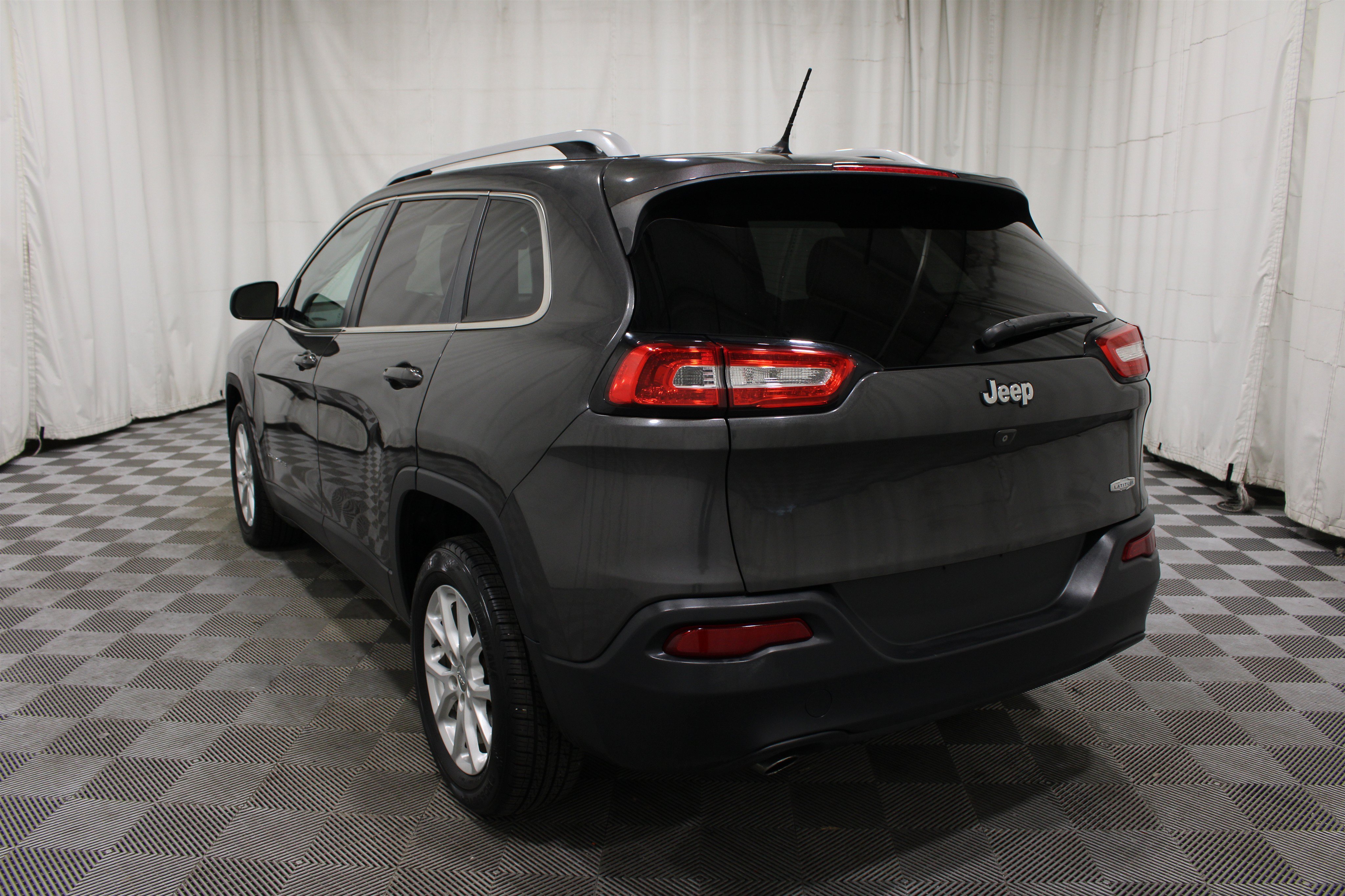 Used 2015 Granite Crystal Metallic Clearcoat Jeep Latitude image 29