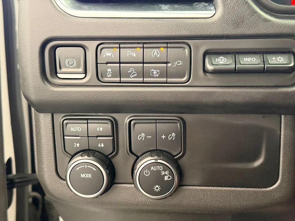 Used 2022 Iridescent Pearl Tricoat Chevrolet Premier image 17