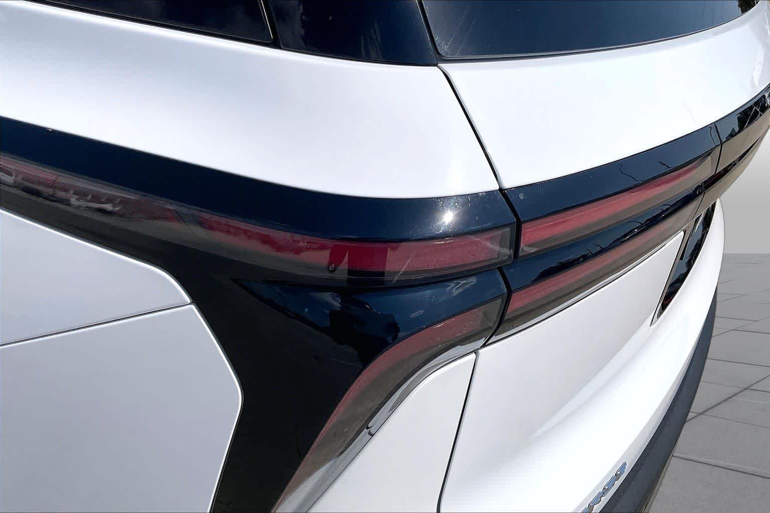 Used 2025 Summit White Chevrolet LT image 28