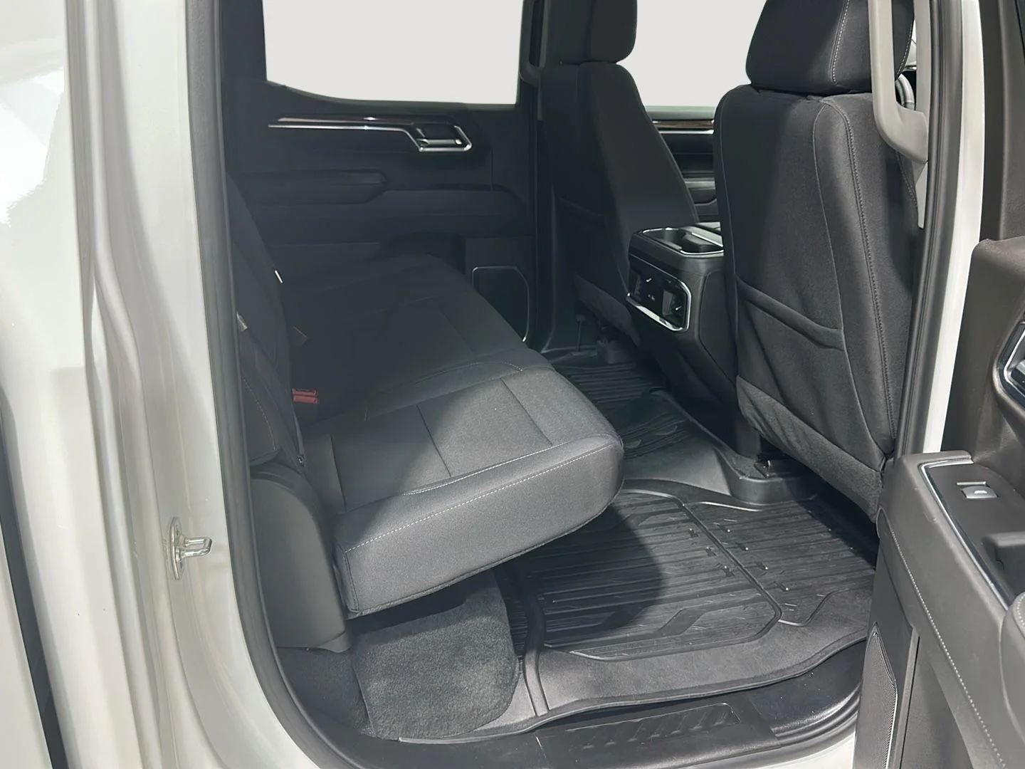 Used 2025 Summit White GMC Elevation image 23
