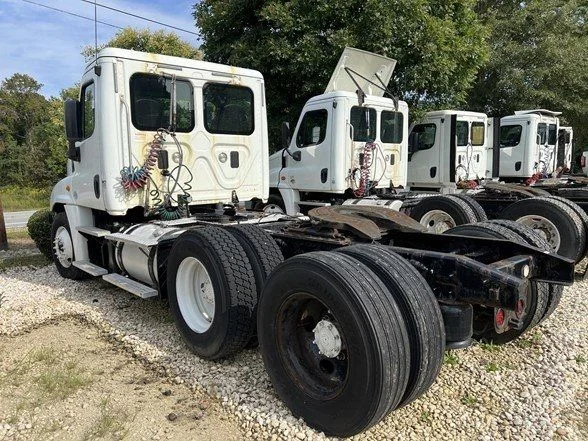 Used 2015  Freightliner Day-Cab image 2