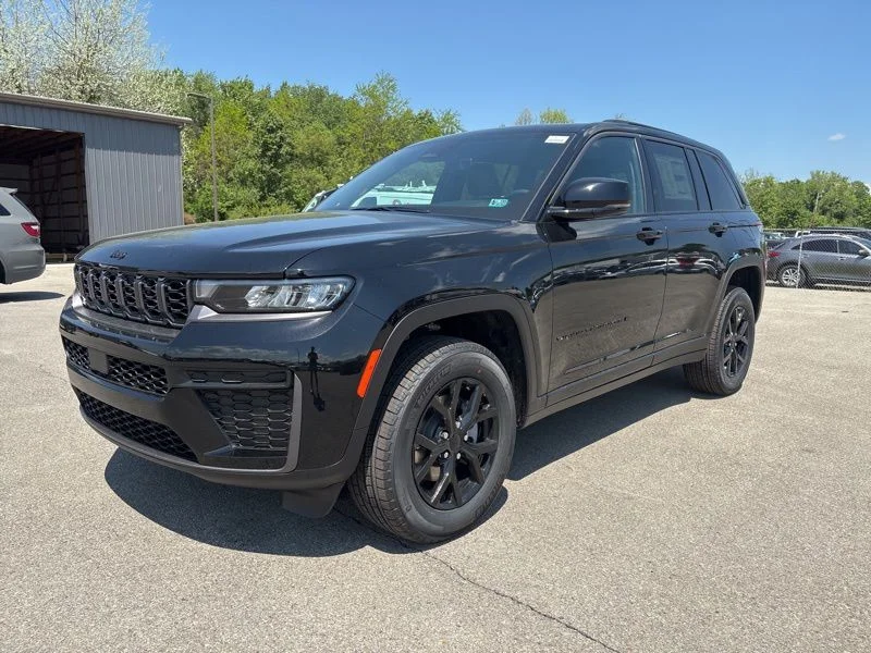 New 2026 Diamond Black Crystal Pearlcoat Jeep Altitude image 7