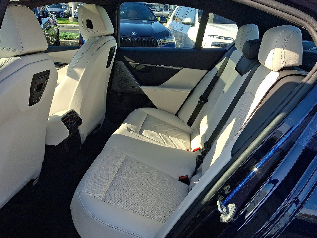 New 2027 Tanzanite Blue II Metallic BMW 530i xDrive image 5