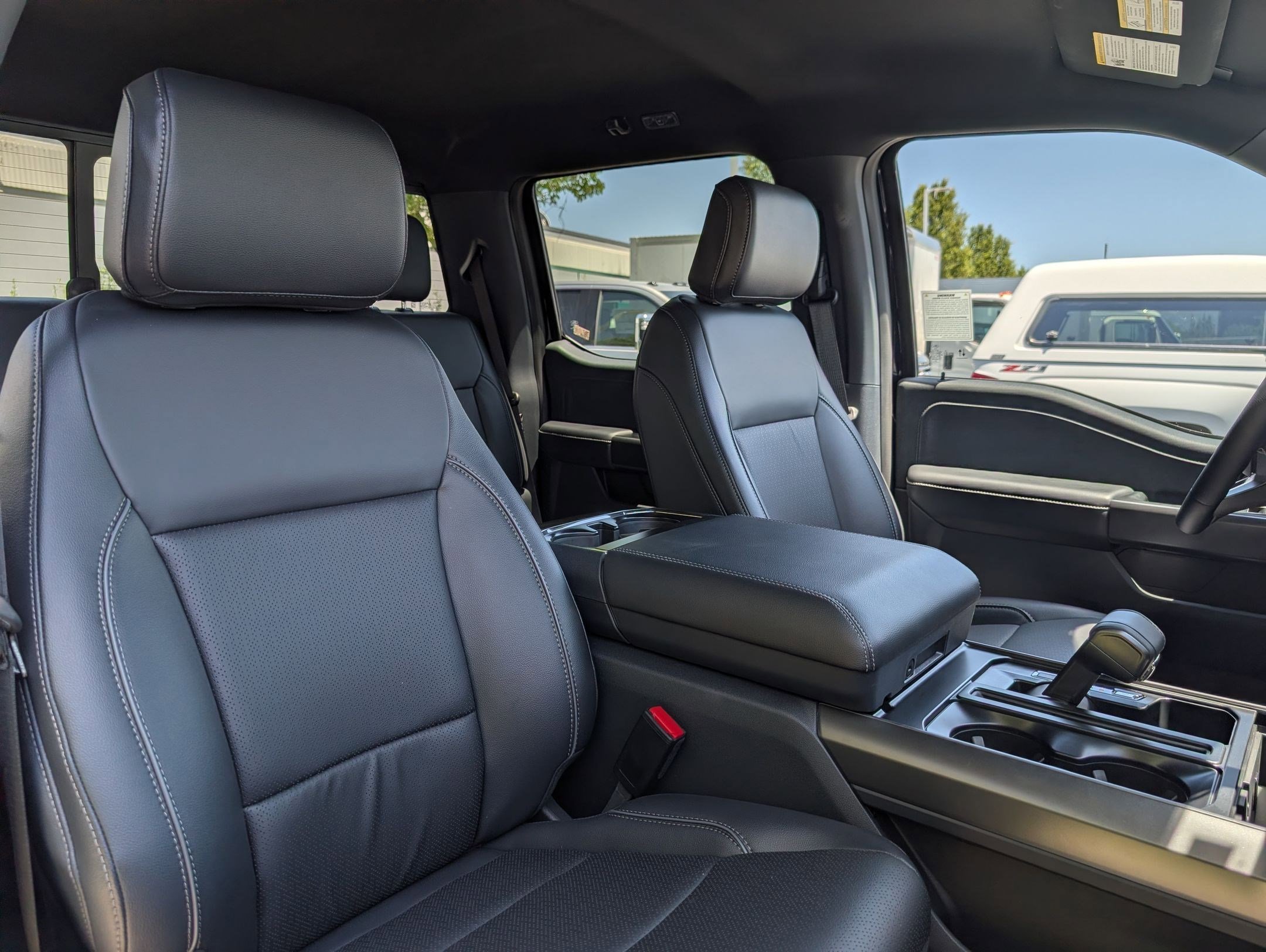 Used 2025 Black Metallic Ford LARIAT image 27