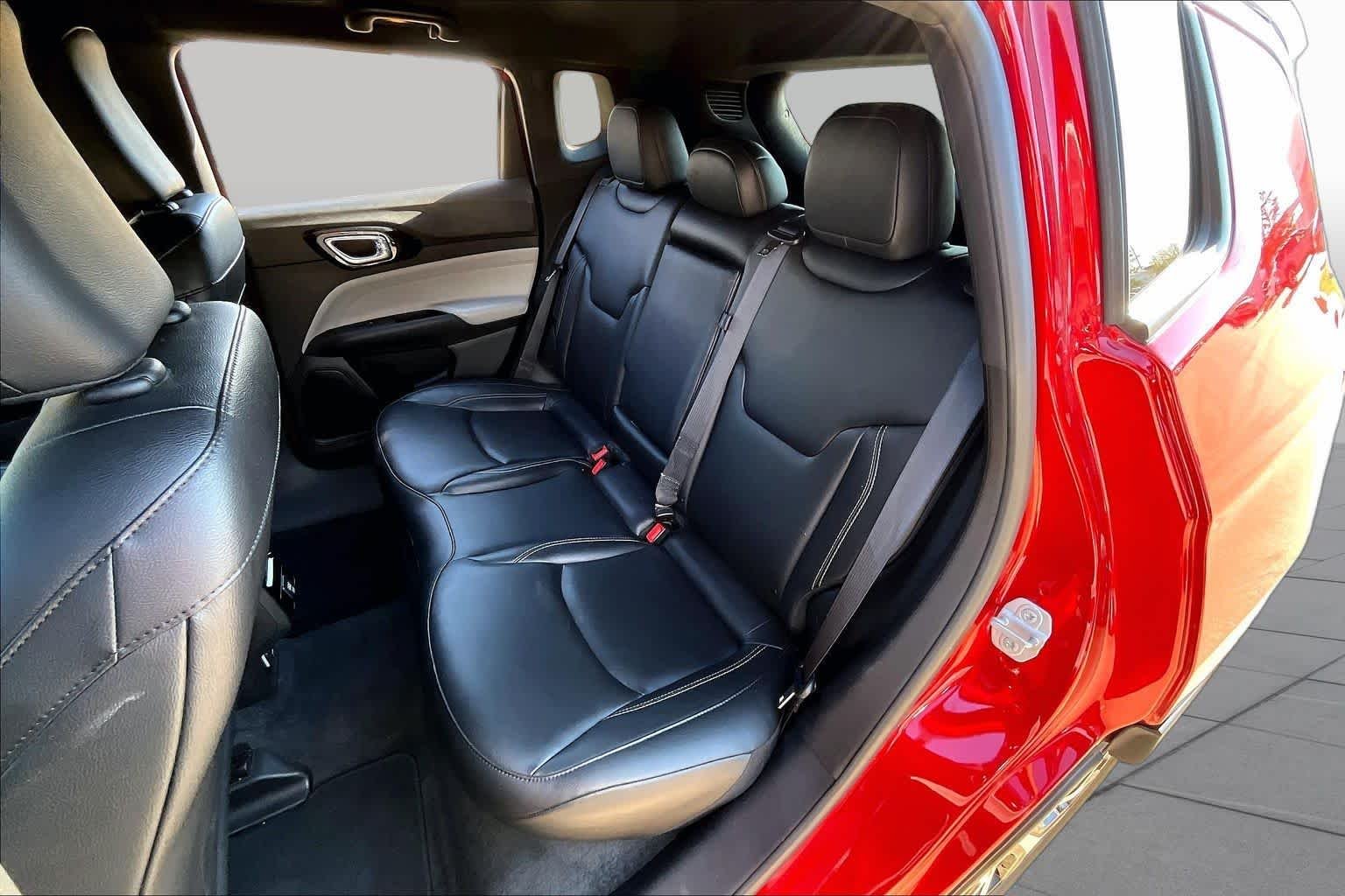 Used 2025 Red Hot Pearlcoat Jeep Limited image 18