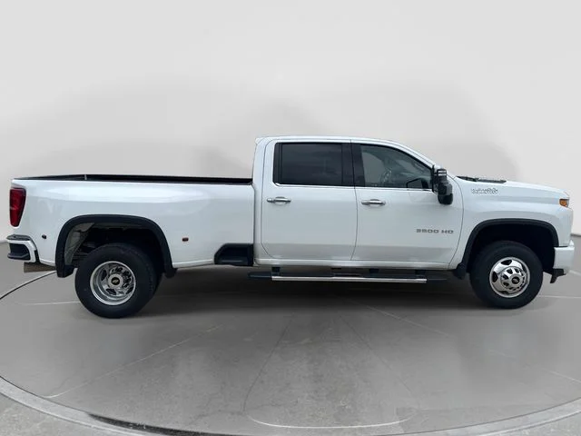 Used 2022 White Chevrolet High Country image 9