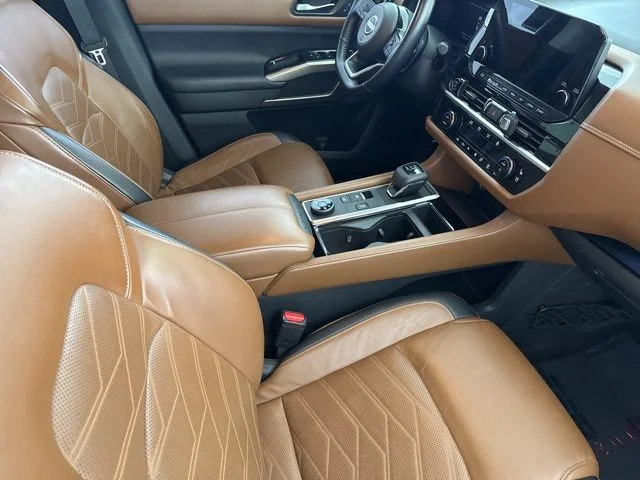Used 2022 Silver Nissan Platinum image 25