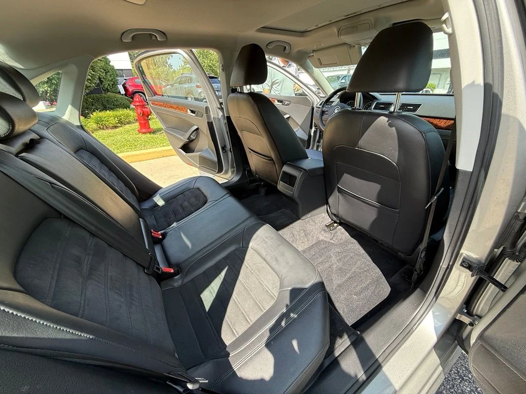 Used 2012 Gray Volkswagen V6 SEL Premium image 25