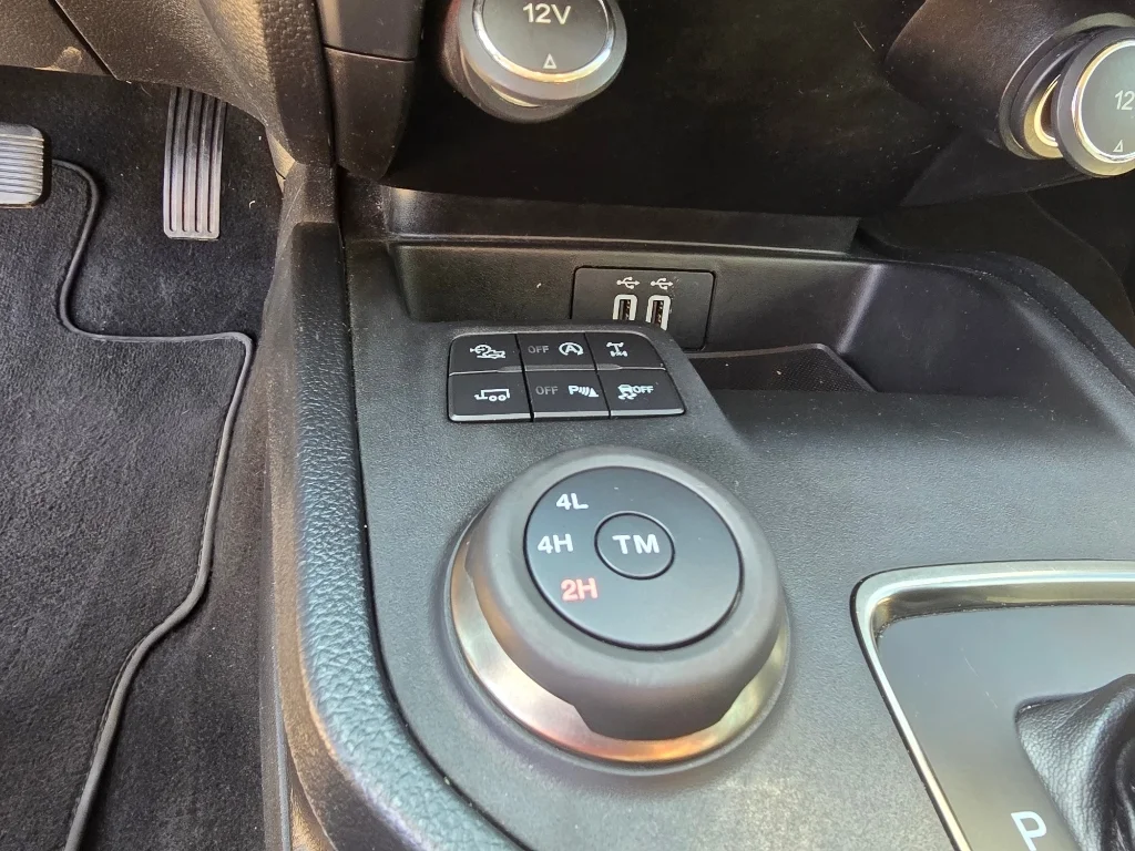 Used 2019 White Platinum Tri-Coat Ford LARIAT image 22