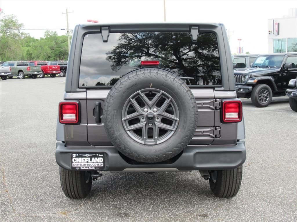 New 2026 Granite Crystal Metallic Clearcoat Jeep Sport S image 6