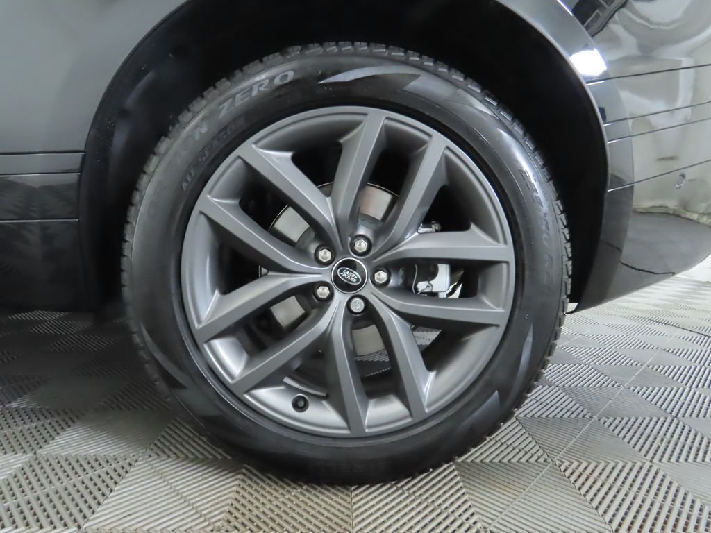 Used 2026 Santorini Black Metallic Land Rover Dynamic SE image 33